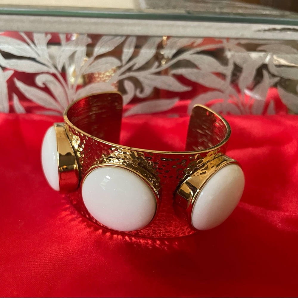 Cache cuff.